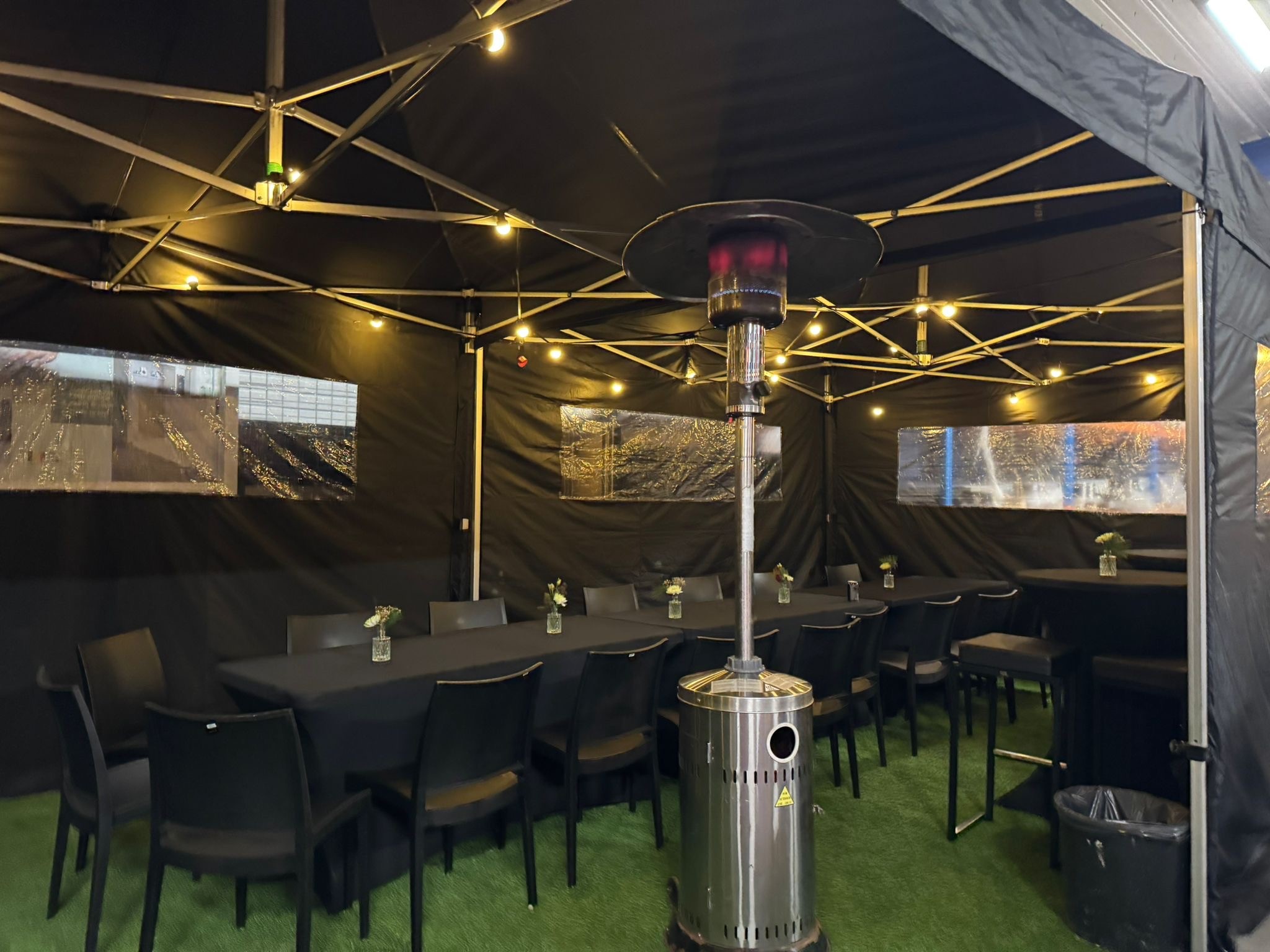 Stoelen tafels en verwarming voor condoleance in Zwolle