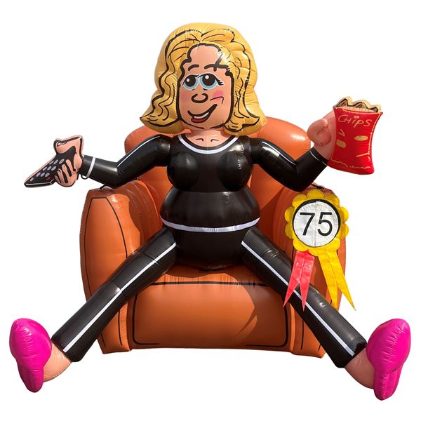 Feestpop bankzitter vrouw 75 jaar 2,5 meter