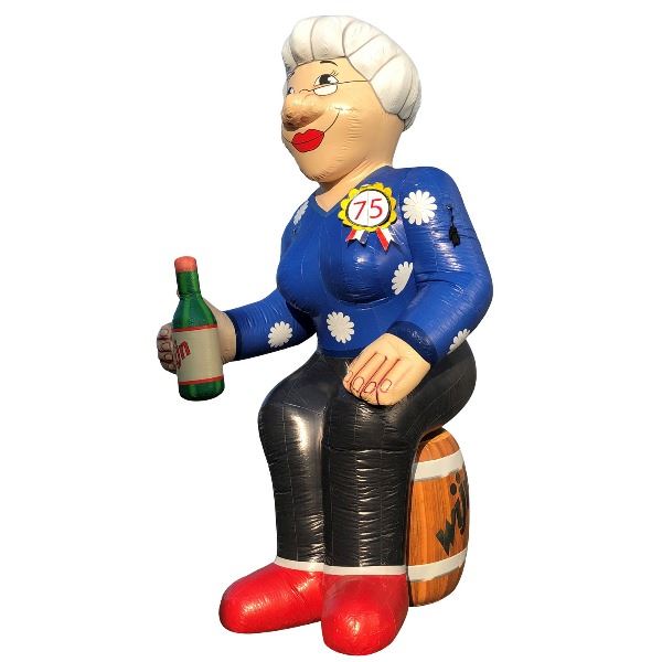 Feestpop vrouw op vat wijn 75 jaar 4 meter